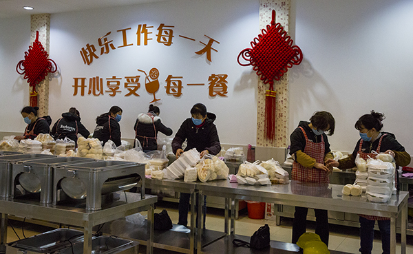 08  將每個(gè)崗位的飯菜都精心核對(duì)分裝好，以免出錯(cuò).jpg