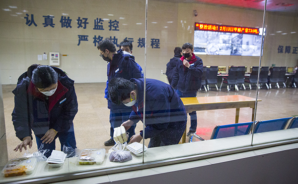 15 準(zhǔn)備就餐的職工，吃到可口的飯菜.jpg