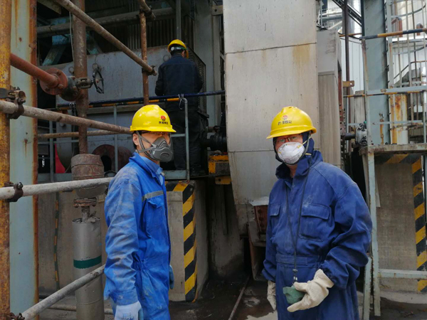 剛才3號爐膛出來的動力車間設(shè)備技術(shù)員魏曉明、機(jī)械修造部技術(shù)員王明科.jpg