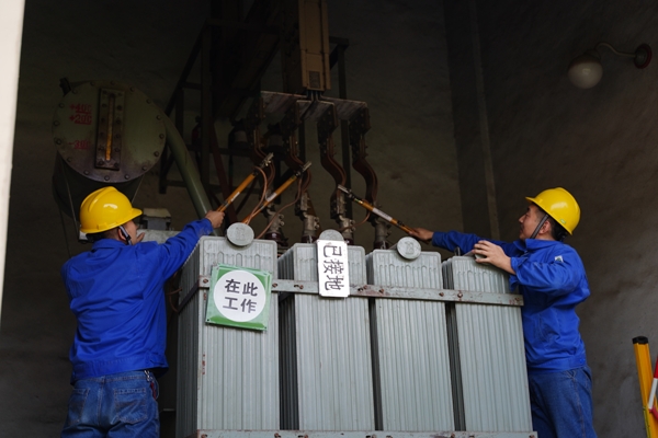 3、安措小組正在對變壓器做安全措施.JPG