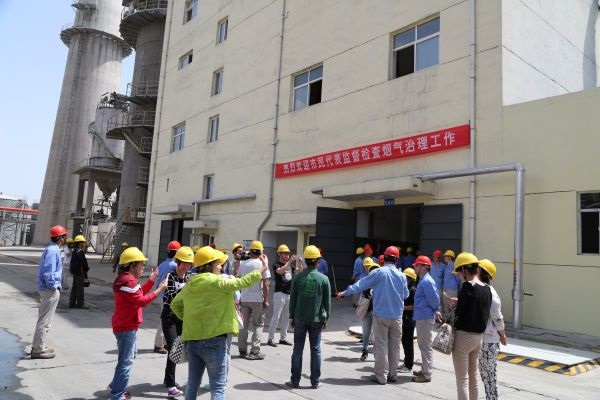 渭化集團(tuán)環(huán)保開放日，渭南市民代表來(lái)渭化監(jiān)督檢查煙氣治理。.JPG