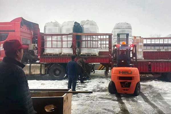 2月12日，物資采供部彬州分部在大雪中卸車，保障物資供應(yīng)(副圖）.jpg