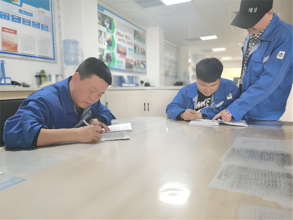 3月9日，化工一班班長王冬冬為徒弟制定學(xué)習(xí)計(jì)劃，主操李軍強(qiáng)為徒弟王浩男答疑(1).png