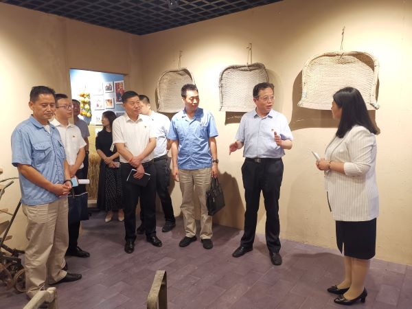 渭化集團(tuán)黨委副書記、董事、工會(huì)主席馮曉宏在五星村調(diào)研鄉(xiāng)村振興工作，參觀村史館3.jpg