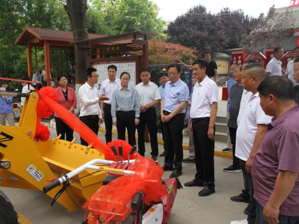 邀請(qǐng)幫扶單位渭化集團(tuán)到村贈(zèng)送旋耕機(jī)、鏟車、大蔥開(kāi)溝機(jī)、高壓水泵4.jpg