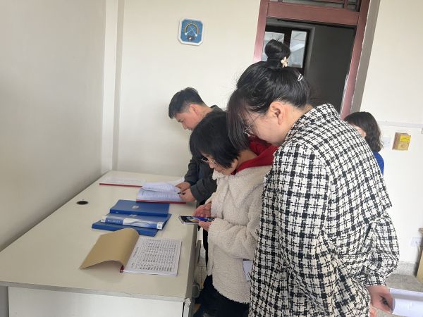 3.23健力寶審核組在質(zhì)檢部、審核易制毒管理，翻閱記錄。.jpg