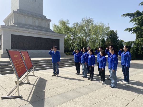 圖三：在革命烈士紀念碑前，全體黨員重溫入黨誓詞.jpg