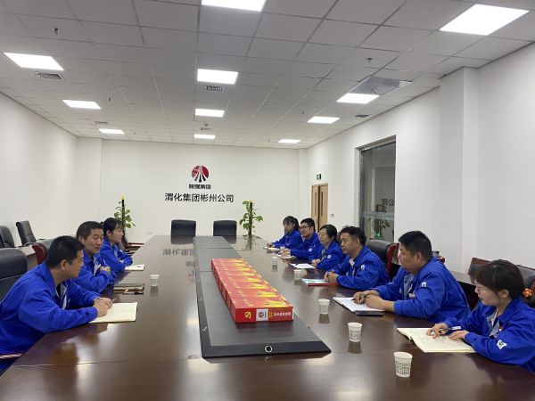 4月18日，制氣車間黨支部與質(zhì)量監(jiān)督檢驗部黨支部在彬州公司會議室，開展對標交流活動，支部書記就提升支部黨建標準化建設(shè)交流經(jīng)驗畫面。.jpg