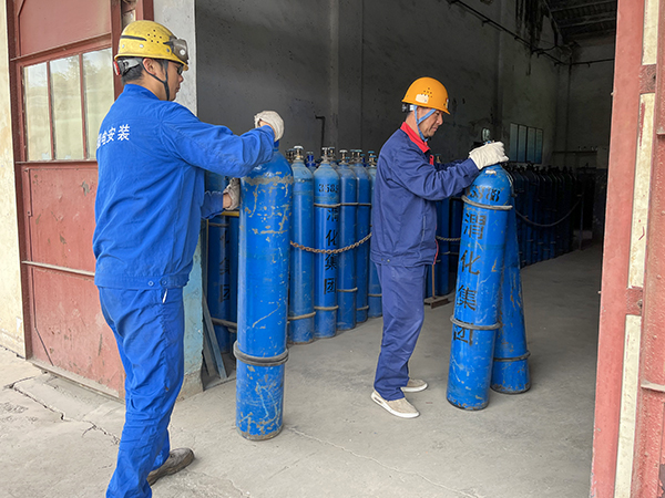 5月4日9：00，合成車間氣瓶站工作人員進(jìn)行作業(yè)   600.jpg