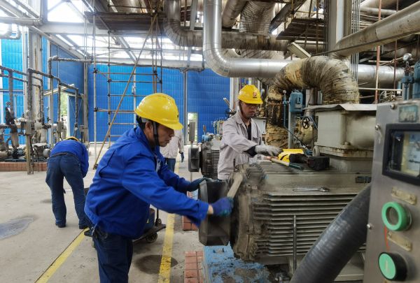 5月13日，電氣檢修人員在雙甲變換裝置進行電機檢修.jpg