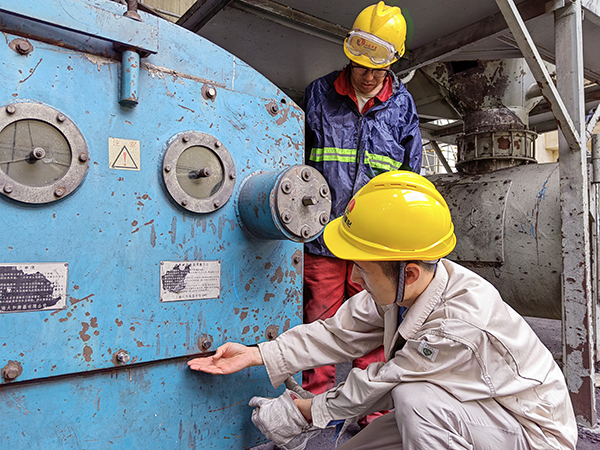 5月16日，動力車間三期給煤機，屈豪正在檢查給煤機的復(fù)位情況.jpg