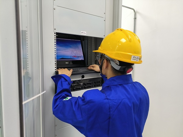 5月25日，計(jì)控電儀分部運(yùn)行員工在檢查微機(jī)五防操作系統(tǒng)是否流暢。.jpg
