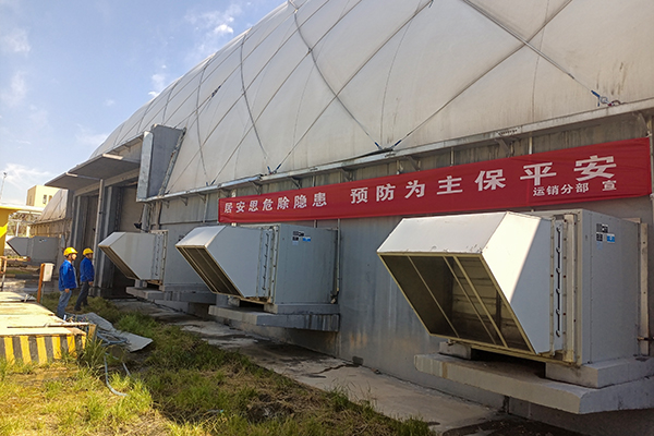 6月7日，運(yùn)銷分部，張海波、曹侃、李智民等人員，在氣膜棚排查隱患運(yùn)銷分部 伍思盈 攝.jpg