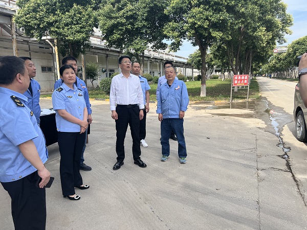 6月6日，高新區(qū)黨工委副書(shū)記到化工科技公司現(xiàn)場(chǎng)督導(dǎo).jpg