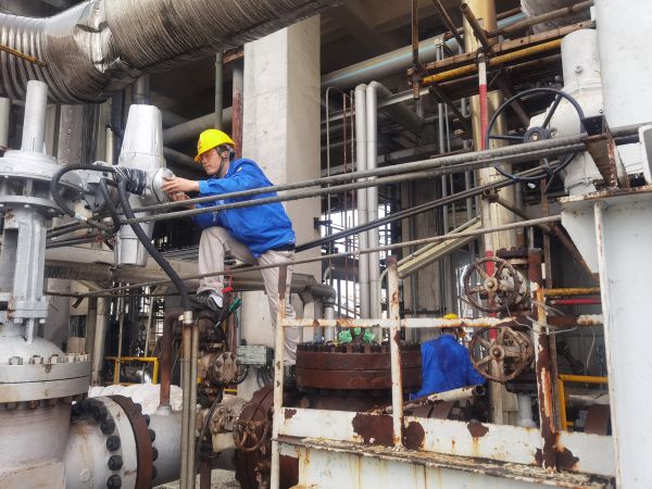 氣化爐上，柳曦、徐騰飛冒雨調(diào)試氣化爐電動(dòng)閥.jpg