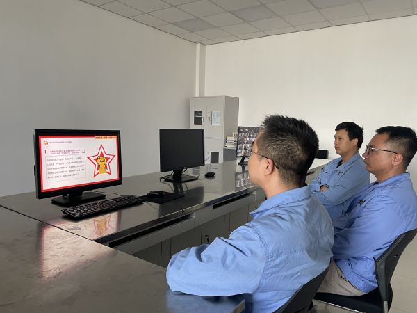 電氣運行二班成員組織觀看化工企業(yè)安全生產(chǎn)事故方面的視頻。.jpg