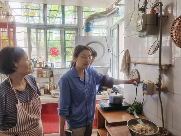 5.16日，女工協(xié)管員進(jìn)入職工家屬家里進(jìn)行安全用電宣講.jpg