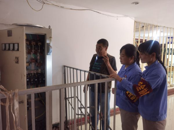 6月19日，公司女工協(xié)管員對單身樓配電間進(jìn)行安全用電檢查.jpg