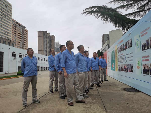 7月3日下午，尿素車間在公司辦公樓前黨員職工參觀公司主題展板2.jpg