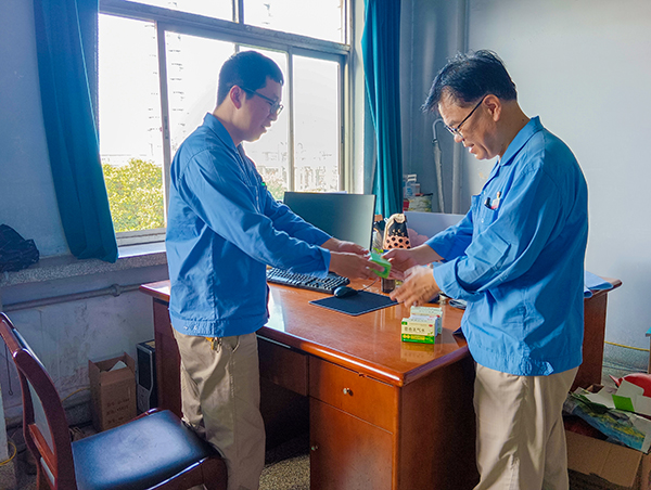 7月3日，計(jì)控電儀部安全員黃建容為各班段站發(fā)放防暑降溫用品.jpg