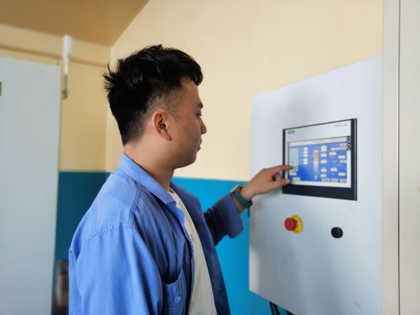 7月26日，尿素車間化工四班于堯?qū)αＷ永鋮s器運(yùn)行工況進(jìn)行調(diào)整.jpg