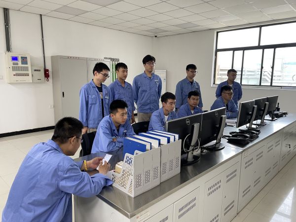 開(kāi)展班前會(huì)議，強(qiáng)調(diào)降本增效需要從身邊的小事做起。.jpg