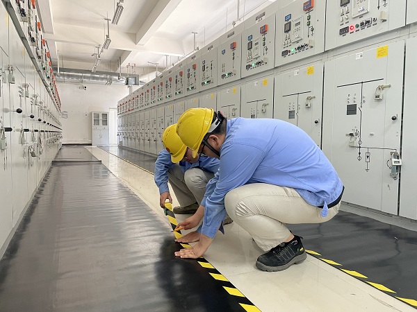 8月16日，電氣運行人員正在為絕緣膠墊粘貼雙色膠帶.jpg