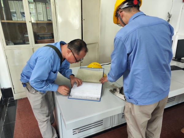 師帶徒，8月21日，老師傅王益在一期控制室為新員工胡含朗講解儀表設(shè)備圖紙.jpg
