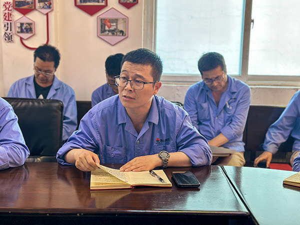 2023年9月4日-物料車(chē)間黨支部全體黨員在黨員活動(dòng)室進(jìn)行主題教育專(zhuān)題組織生活會(huì)會(huì)前集中學(xué)習(xí)-黨員、車(chē)間副主任秦昊研討發(fā)言.jpg