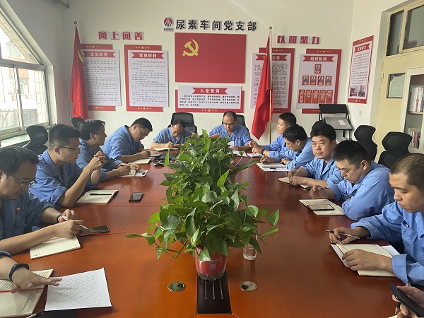 9月11日，公司總工程師馬軍忙參加尿素車間三季度組織生活會(huì).jpg