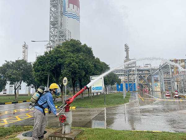 9月19日9：11現(xiàn)場人員張國濤開啟消防水炮以及水幕噴淋裝置，對現(xiàn)場進(jìn)行稀釋.jpg