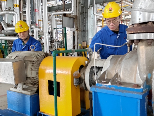 10月4日下午16：00，化工一班周帥王浩南檢查GA503B運行情況.jpg