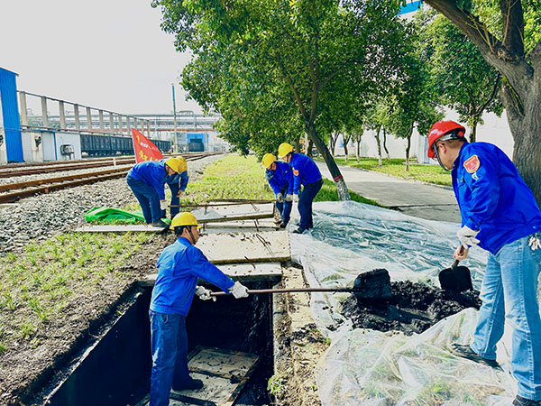 10月10日下午，黨員突擊隊清理沉淀池.JPG