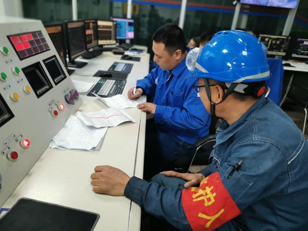 動力車間一期鍋爐控制室，值班人員確認(rèn)檢修票證.jpg
