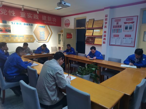 12日晚上8點(diǎn)，安全員在檢修例會上通報當(dāng)天檢查結(jié)果.jpg