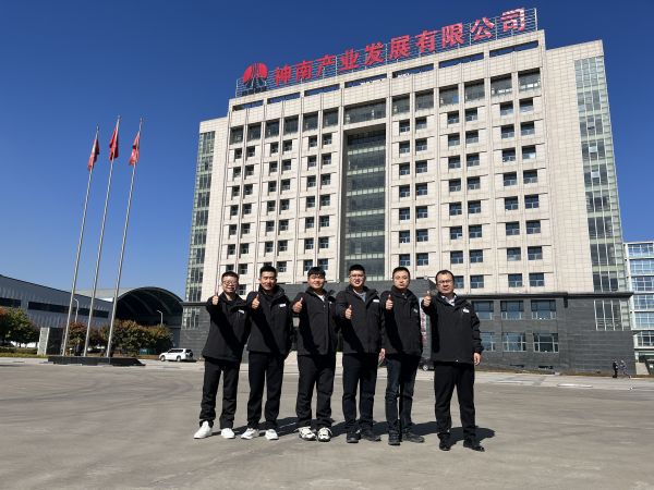 2023年10月14日，參加陜煤集團(tuán)第二十屆班組長(zhǎng)綜合素質(zhì)提升班，渭化集團(tuán)公司班組長(zhǎng)代表在神南學(xué)院辦公樓前合影留念.jpg