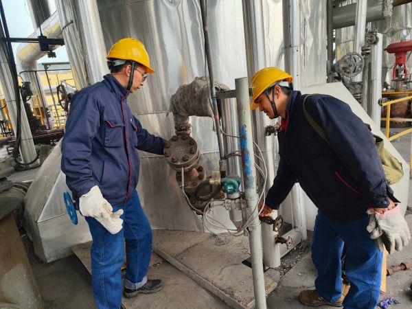 11月15日，計控電儀部李勝忠和胡含朗正在檢查氣化爐流量變送器的伴熱保溫情況.jpg