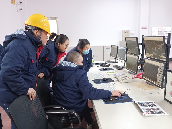 12月15日，計控電儀部主任工程師馬曉華，空分尿素工段段長郭凱等人在一期檢查處理空壓機導(dǎo)葉閥故障.jpg