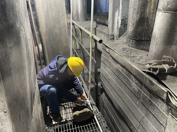 電氣檢修員工正在固定燈架與接線盒。.jpg