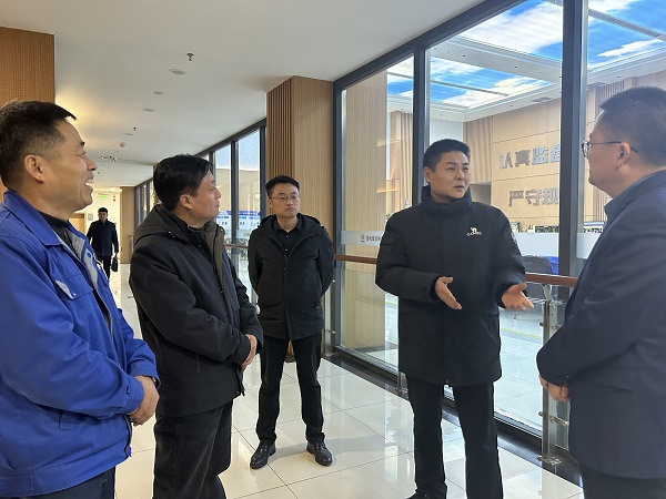 1月31日，咸陽市工信局副局長趙英立來彬州公司調(diào)研檢查1.jpg