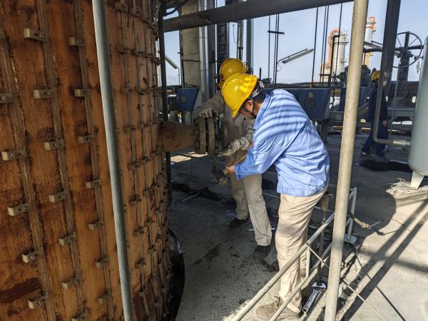 4月15日，三期大檢修現(xiàn)場，計控電儀部段長左克利和老師傅吳培榮一起進行六號爐高溫?zé)犭娕疾饳z工作.jpg