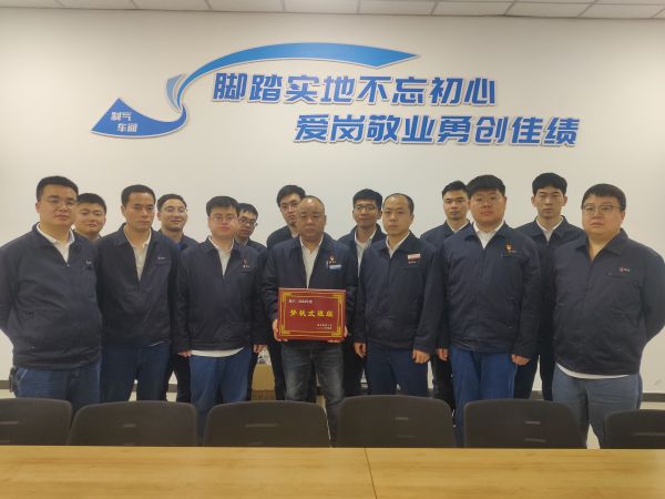 2023年5月3日，班組被評為夢桃式班組后合影留念.jpg