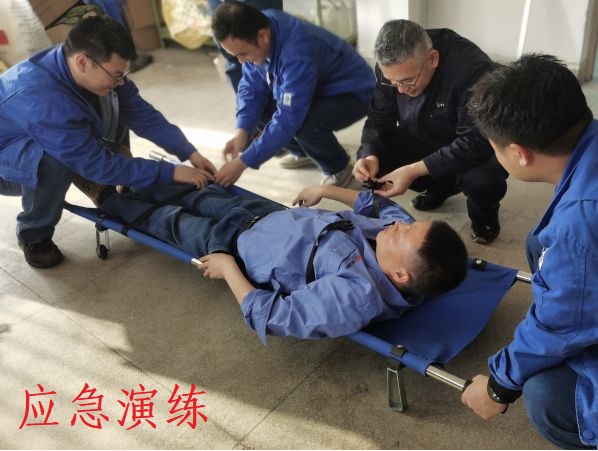 4月26日，尿素車間對擔(dān)架操作進(jìn)行培訓(xùn).jpg