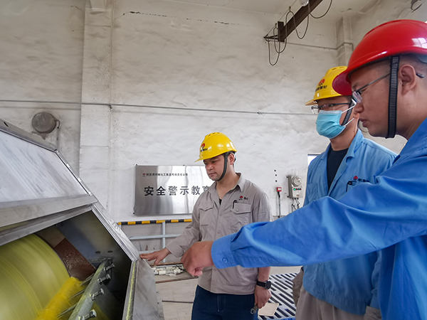 5月27日，劉立考與技術(shù)員現(xiàn)場查看新造粒機(jī)情況，為開車準(zhǔn)備.jpg