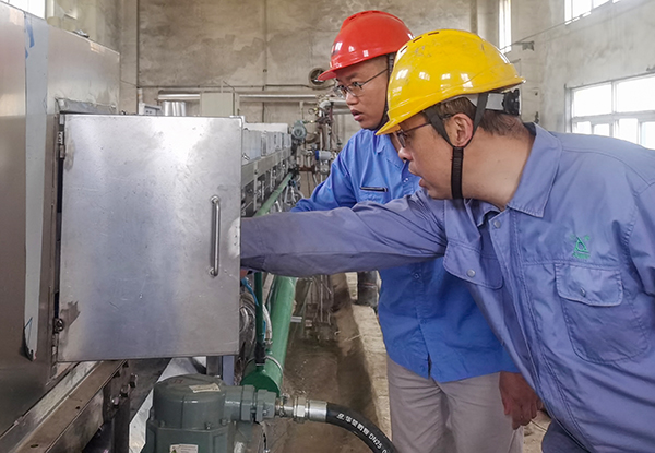 5月23日，各部門協(xié)作搶修造粒機(jī).jpg