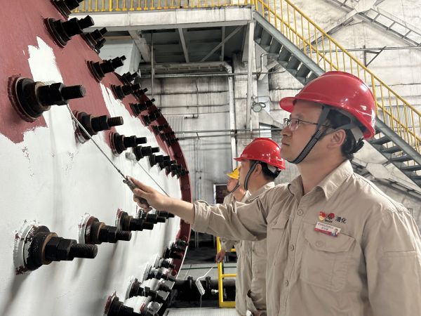 圖2 5月30日下午，制氣車間黨支部攜手聯(lián)合黨支部開展聯(lián)學(xué)聯(lián)建融生產(chǎn)  裝置舊貌換新顏主題黨日活動(dòng)，制氣車間702磨煤機(jī)刷漆亮化活動(dòng)現(xiàn)場(chǎng)紀(jì)實(shí)。.jpg