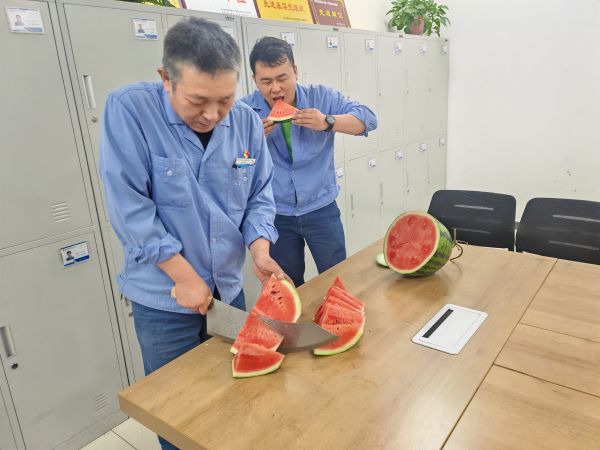 圖3 6月25日，班長雷仲民正在切西瓜。 肖歡 攝.jpg
