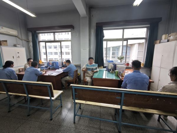 計控電儀部號召各個班組利用班會時間反復學習“懂會能”手冊，深刻領會“五懂五會五能”素質(zhì)提升工作的重要性.jpg