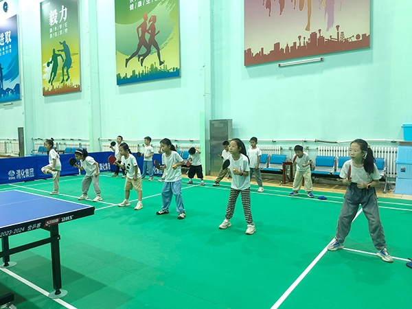 2024年8月1日，渭化集團(tuán)乒乓球館，小學(xué)生學(xué)習(xí)乒乓球.jpg