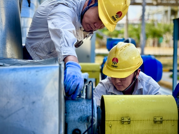 2024年9月，乙二醇車間職工在認(rèn)真檢查機(jī)泵運(yùn)行情況.jpg